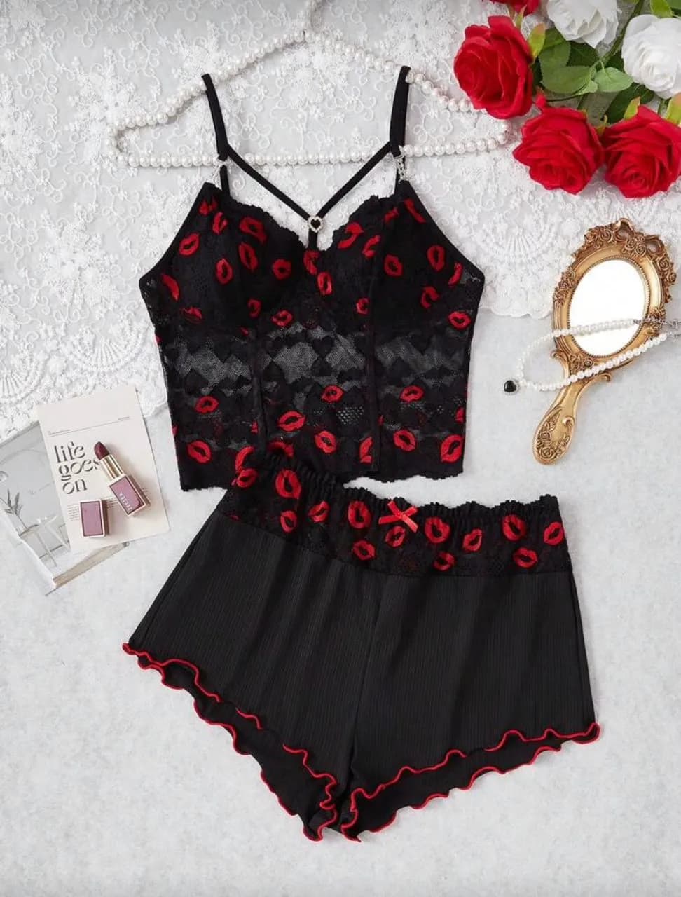 Le produit Nuisettes. Ensemble nuit femme 2 pièces élégant noir avec détails rouges – Pyjama chic et confortable