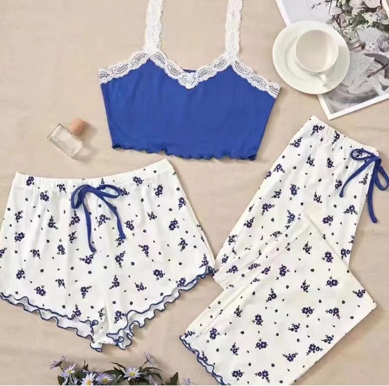 Le produit Ensemble nuit femme 3 pièces bleu et blanc – Pyjama élégant avec top dentelle, short et pantalon