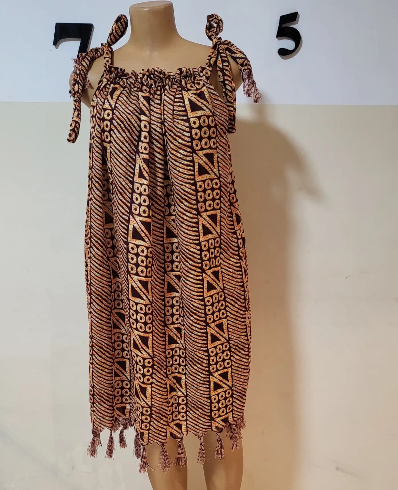 Le produit Petite robe avec ceinture de taile assorti