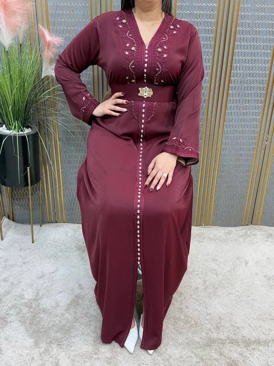 Le produit Boubou Marocain Femme Brodé avec Ceinture – Tenue Orientale Élégante