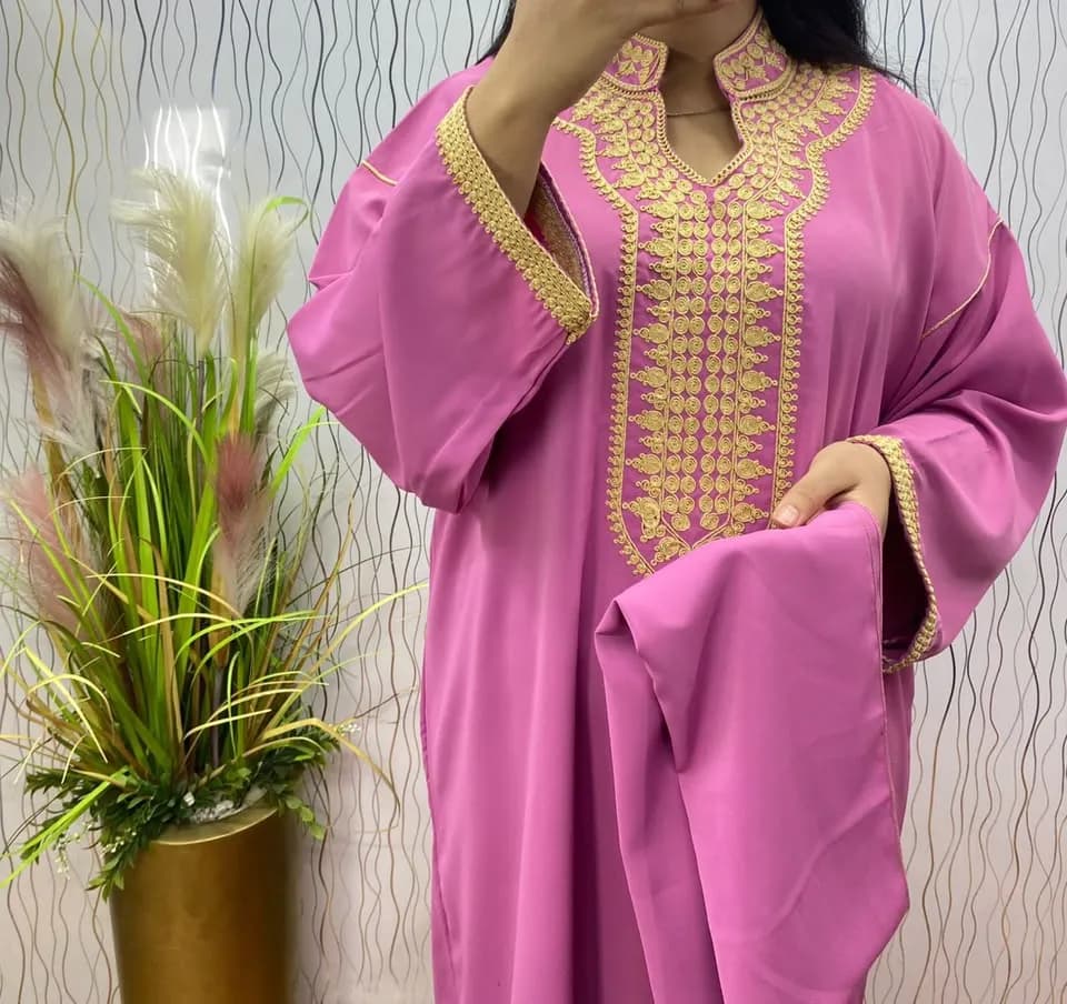 Le produit Boubou Marocain Femme Brodé – Tenue Élégante avec Broderies Dorées